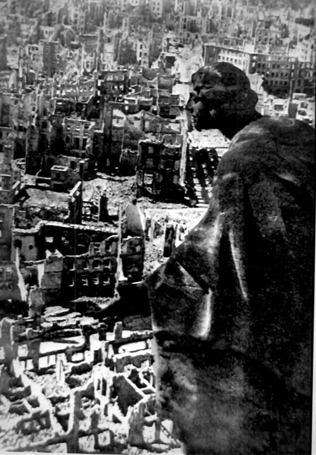 Năm 1945, sau những cuộc ném bom của quân Đồng minh, Dresden không còn gì ngoài đống đổ nát.