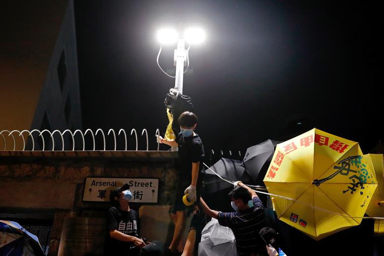 Những người biểu tình tập trung trước cổng trụ sở cảnh sát ở Hong Kong.