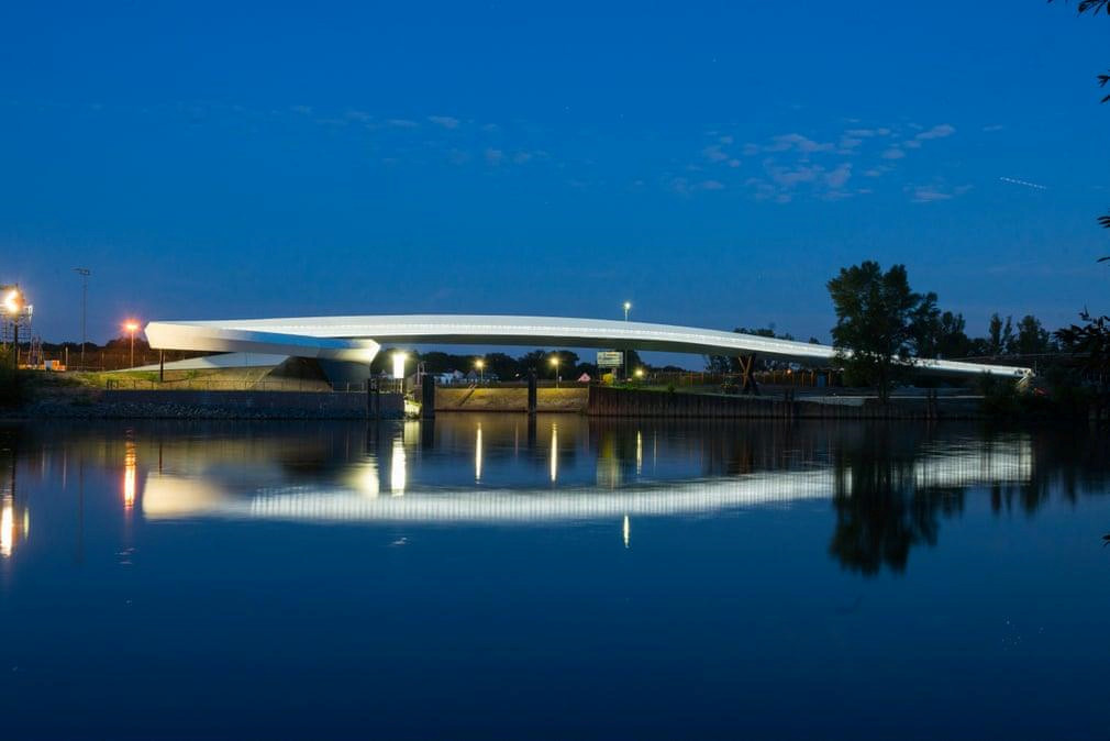 Cây cầu được thiết kế để ngăn chặn công chúng tiếp cận với tàu chở dầu đi qua. Ảnh: BYCS.