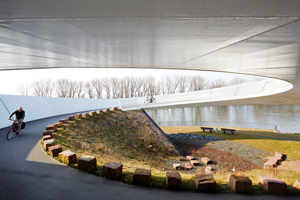 Cầu Ölhafen ở Raunheim, Đức: Cây cầu cong này của Schneider + Schumacher bắc qua lối vào rộng 70 mét đến bến cảng của trạm dầu lửa thành phố. Ảnh: BYCS.