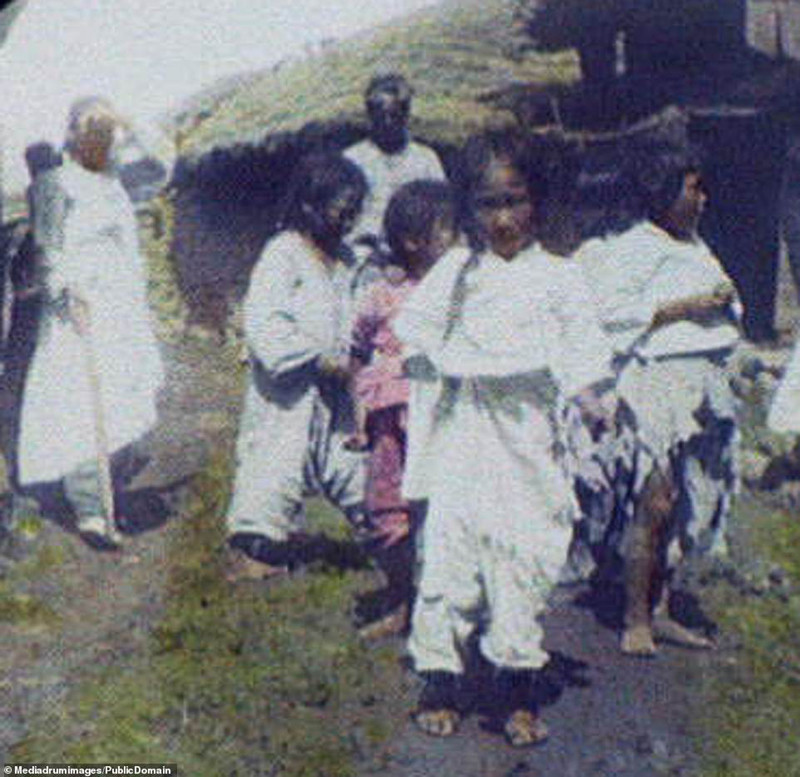 Các bé gái và các cụ già tại một ngôi làng ở Bán đảo Triều Tiên trước khi bị chia cắt.