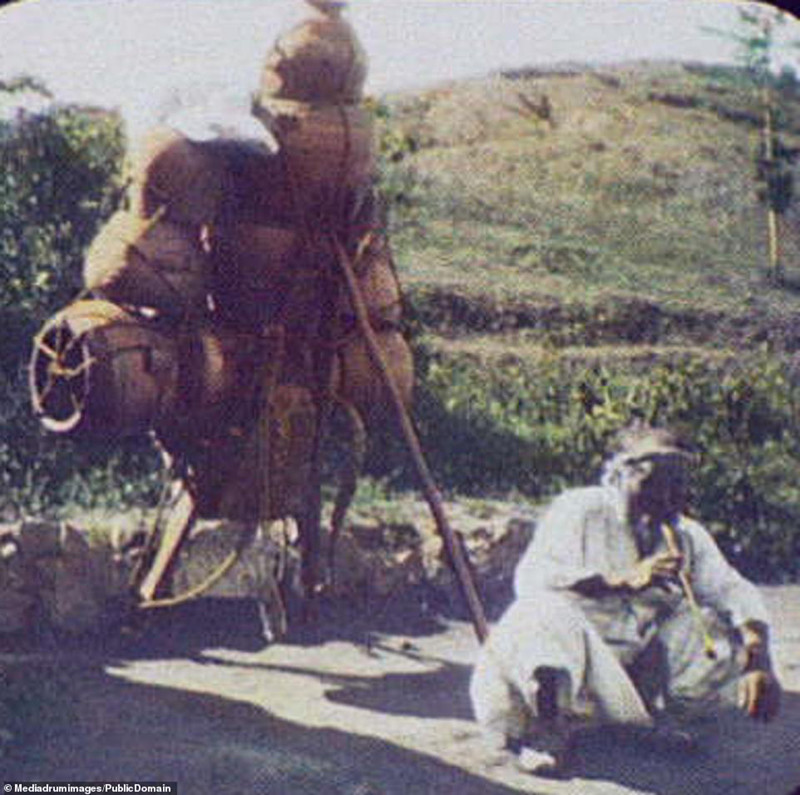 Thợ làm gốm mang các sản phẩm thủ công ra chợ bán.