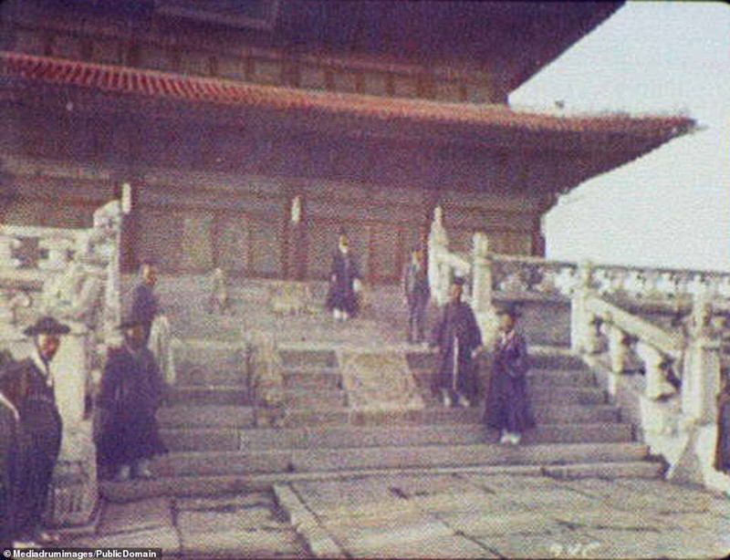 Khu vực dành cho khách tham quan tại Cung điện Gyeongbok, Seoul năm 1895.