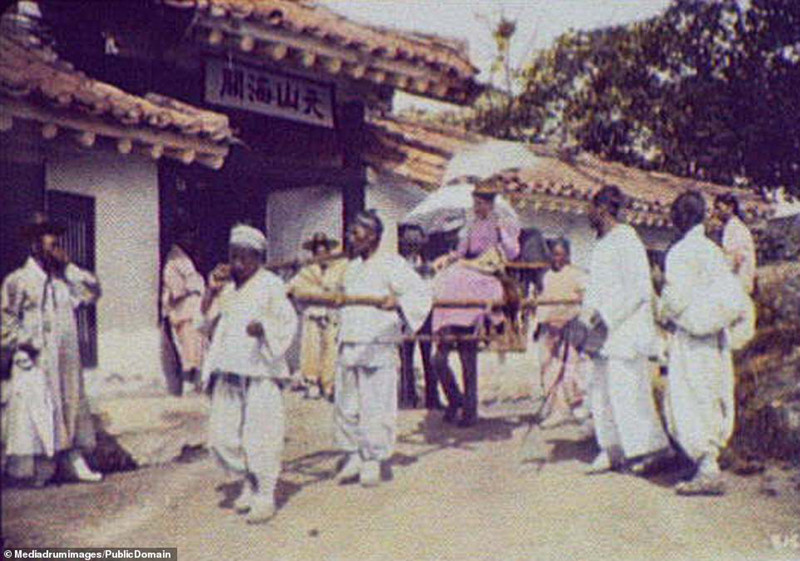 Các du khách ngồi trên kiệu, thử trải nghiệm cuộc sống tại Wonsan.