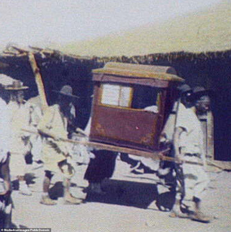 Việc di chuyển thời đó chủ yếu là đi bộ và dùng kiệu.