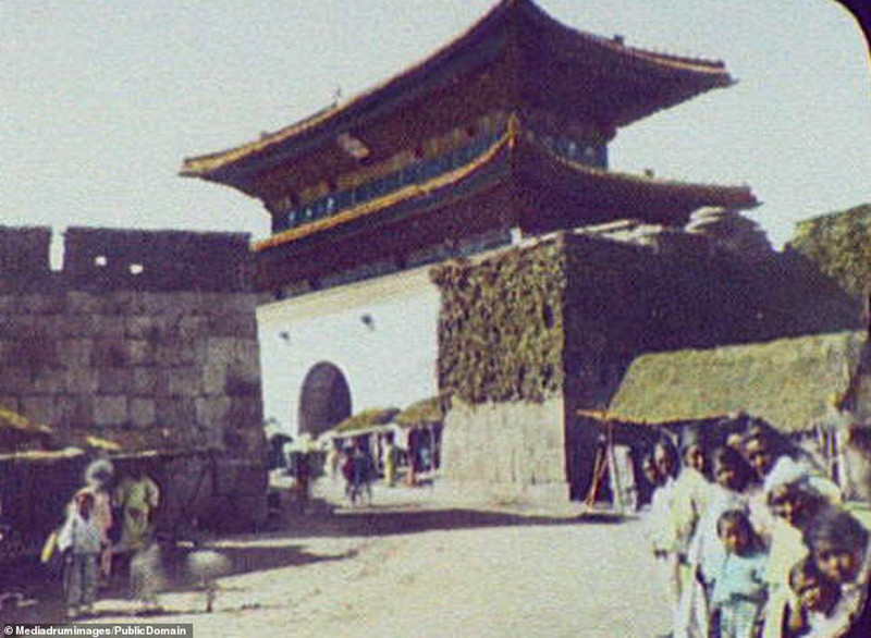 Quang cảnh đường phố nhộn nhịp tại Seoul thời bấy giờ. Nhiều người tò mò nhìn vào chiếc máy ảnh.