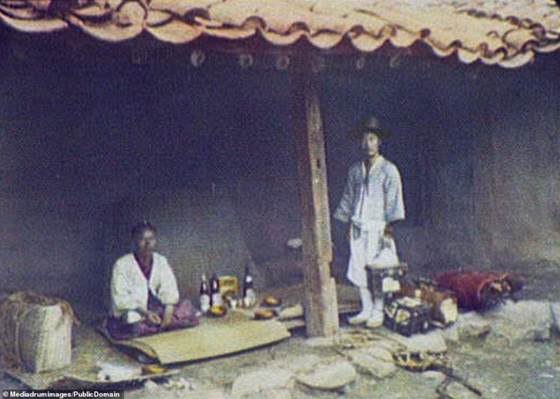 Hai khách hành hương thưởng thức rượu và bánh bích quy, và chuẩn bị một bữa ăn tại nơi dừng chân ở ven đường.