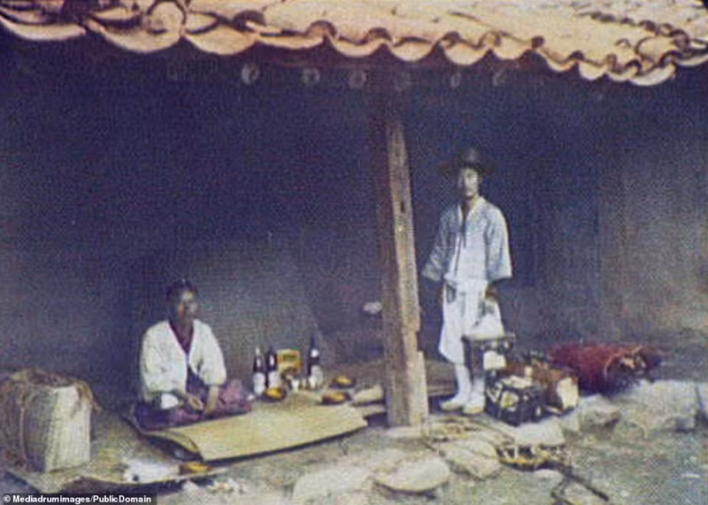 Hai khách hành hương thưởng thức rượu và bánh bích quy, và chuẩn bị một bữa ăn tại nơi dừng chân ở ven đường.