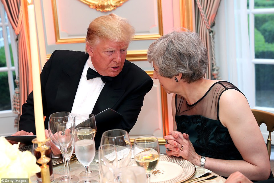 Ông chủ Nhà Trắng trò chuyện với bà May. Được biết, Thủ tướng May sẽ từ chức vào ngày 7/6 tới.