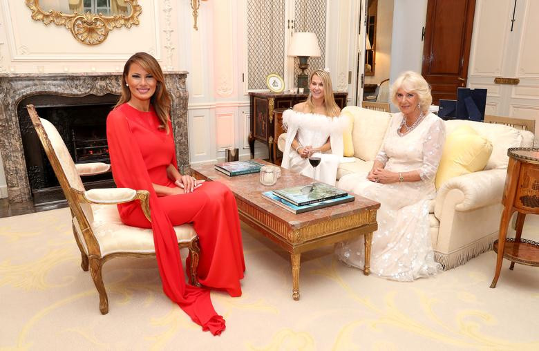 Đệ nhất phu nhân Melania ngồi trò chuyện với Suzanne Ircha, vợ của Đại sứ Mỹ, và Công nương Camilla trước bữa tiệc.
