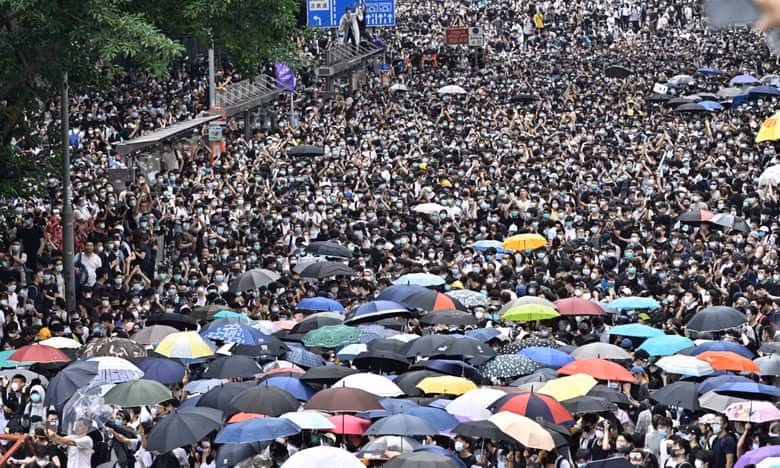 Hinh anh dung do giua canh sat va nguoi bieu tinh Hong Kong