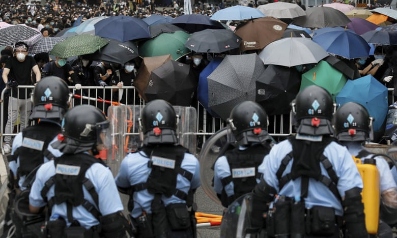 Một số người biểu tình sử dụng ô và bao nylong để bảo vệ mình trước hơi cay từ phía cảnh sát.