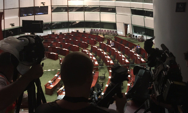 Hình ảnh phòng họp của Hội đồng Lập pháp Hong Kong vắng vẻ sáng 12/6 do cuộc họp bị hoãn.