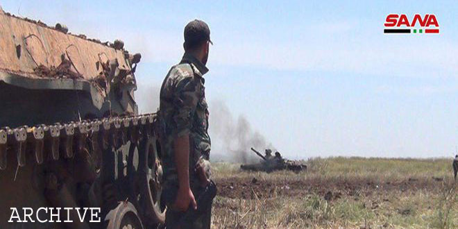 "Lực lượng chính phủ Damascus đã triển khai tiếp viện tới mặt trận Palmyra sau khi tổ chức khủng bố IS thường xuyên tiến hành những cuộc tấn công nhằm vào căn cứ của họ tại vùng sa mạc nằm giữa thành phố cổ Palmyra và Al-Sukhnah", AMN đưa tin. Ảnh: SANA.