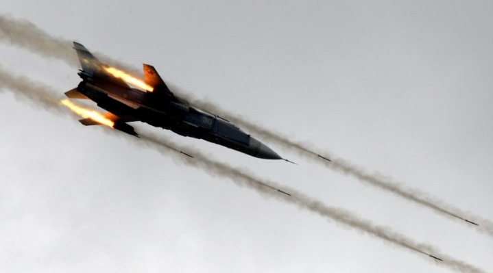 "Các chiến đấu cơ Nga cũng trút mưa bom xuống các căn cứ của nhóm khủng bố HTS ở vùng nông thôn phía tây nam tỉnh Idlib. Cùng lúc, Quân đội Syria tấn công dồn dập căn cứ của lực lượng HTS và Jaysh al-Izza gần đỉnh đồi chiến lược Tal Malah. Ảnh: Getty.