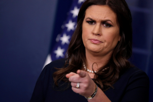 Sau khi Thư ký báo chí đầu tiên của Tổng thống Trump - ông Sean Spicer - đột ngột từ chức vào tháng 7/2017, bà Sanders đã kế nhiệm vị trí này. Có thể thấy, bà Sanders thường xuất hiện trong các cuộc mít tinh của ông Trump. Ảnh: CBS News.