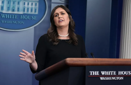 Năm 2016, bà trở thành cố vấn cấp cao của ông Donald Trump trong chiến dịch tranh cử Tổng thống năm 2016. Sau khi ông Trump đắc cử Tổng thống Mỹ, bà Sanders được bổ nhiệm vào vị trí Trợ lý Thư ký Báo chí Nhà Trắng. Ảnh: Racked.