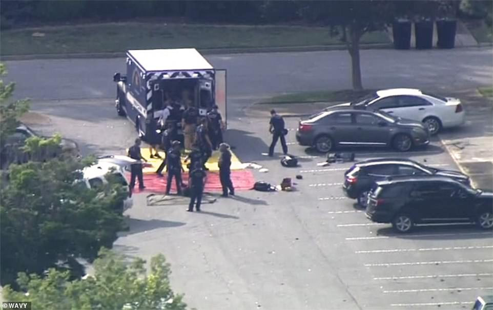 Khi đó, nghi phạm được xác định là DeWayne Craddock, 40 tuổi, đã xông vào tòa nhà và bắt đầu xả súng vào các nhân viên làm việc ở đó. Ảnh: WAVY.