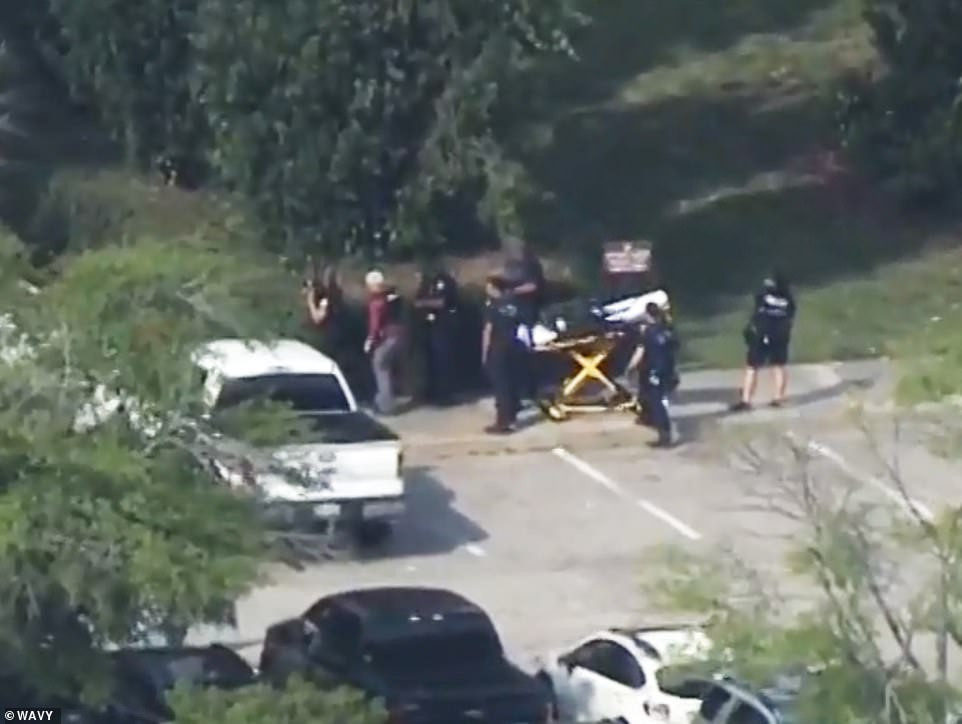 Thống đốc bang Virginia Ralph Northam khuyến cáo người dân tránh xa hiện trường và thực hiện theo hướng dẫn của lực lượng an ninh để đảm bảo an toàn. Ảnh: WAVY.