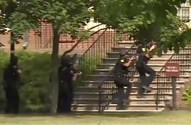 Các cảnh sát Mỹ tiến vào tòa nhà để không chế nghi phạm xả súng. Ảnh: Reuters.