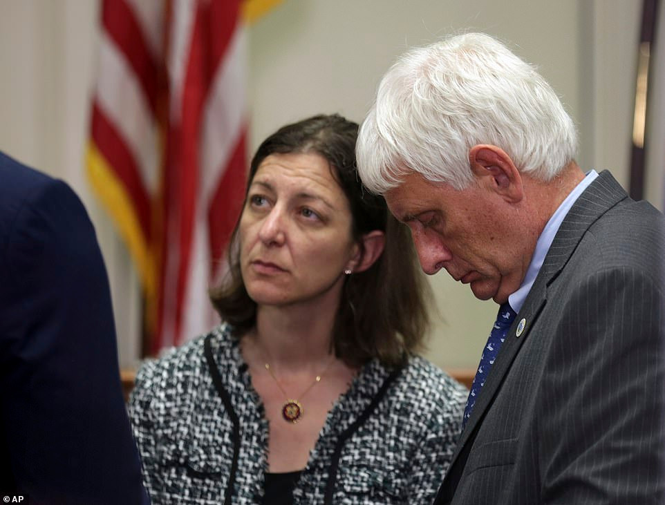 "Đây là ngày tàn khốc và đen tối nhất trong lịch sử thành phố Virgnia Beach. Các nạn nhân là những người bạn, đồng nghiệp và hàng xóm của chúng ta", Thị trưởng Bobby Dyer (phải) nói với các phóng viên. Ảnh: AP.