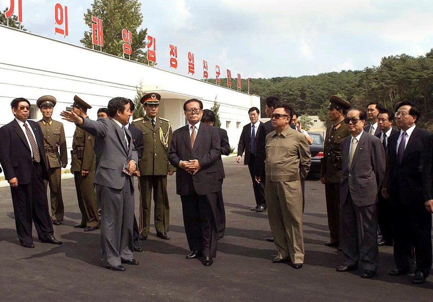 Tuy nhiên, chuyến thăm của ông Hồ Cẩm Đào không phải là chuyến thăm Triều Tiên đầu tiên của một nhà lãnh đạo Trung Quốc. Chủ tịch Giang Trạch Dân, người tiền nhiệm của ông Hồ Cẩm Đào, đã tới thăm Triều Tiên vào năm 1990 và năm 2001. Ảnh: Ông Giang Trạch Dân (ở giữa bên trái) và ông Kim Jong Il (ở giữa bên phải) tại thủ đô Bình Nhưỡng vào tháng 9/2001. Ảnh: KCNA.