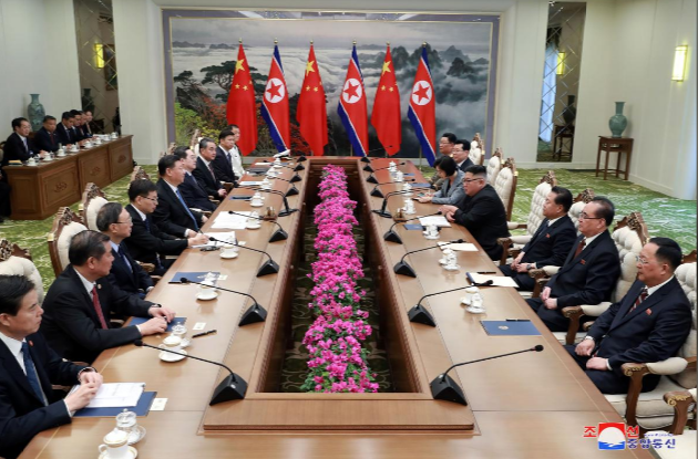 Theo hãng thông tấn trung ương Triều Tiên KCNA, nhà lãnh đạo Kim Jong-un cho biết chuyến thăm Triều Tiên của Chủ tịch Tập là "rất quan trọng" để cho thế giới thấy tình hữu nghị không thay đổi giữa hai nước. Hai nhà lãnh đạo Trung-Triều nhất trí liên lạc chặt chẽ và tăng cường hợp tác trong nhiều lĩnh vực. Ảnh: Reuters.