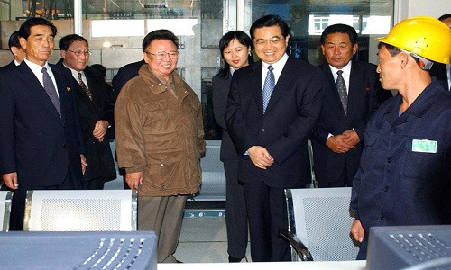 Vào năm 2005, Chủ tịch Trung Quốc khi đó là ông Hồ Cẩm Đào đã tới Bình Nhưỡng, Triều Tiên. Ảnh: Chủ tịch Trung Quốc Hồ Cẩm Đào (ở giữa bên phải) và lãnh đạo Triều Tiên Kim Jong Il (ở giữa bên trái) thăm một nhà máy thủy tinh ở ngoại ô Bình Nhưỡng hồi tháng 10/2005. Ảnh: KCNA.