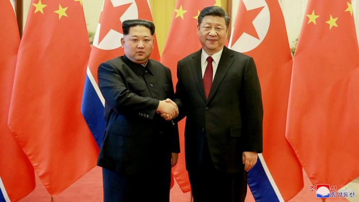 Đến tháng 5/2018, nhà lãnh đạo Triều Tiên Kim Jong-un lại bí mật gặp Chủ tịch Tập Cận Bình ở thành phố Đại Liên, Trung Quốc. Đây là lần đầu tiên ông Kim công du nước ngoài bằng chuyên cơ. Ảnh: ST.