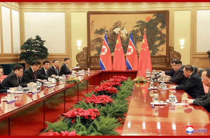 Trong chuyến công du nước ngoài đầu tiên kể từ khi lên nắm quyền năm 2011, lãnh đạo Kim Jong-un đã hội đàm với Chủ tịch Trung Quốc Tập Cận Bình tại Đại lễ đường Nhân dân ở thủ đô Bắc Kinh cũng như tham gia buổi tiệc chiêu đãi chào mừng và xem biểu diễn nghệ thuật. Ảnh: NK News.