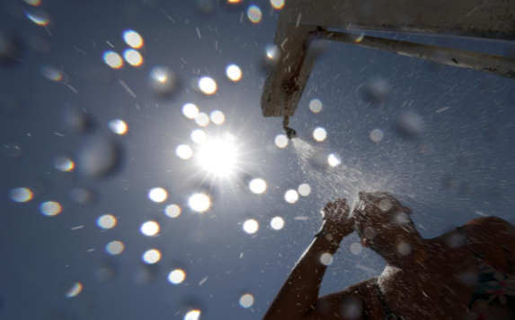 Khoảng 4.000 ngôi trường ở Pháp phải tạm thời đóng cửa. Dự báo, nhiệt độ cao bất thường ở nước này sẽ còn kéo dài cho tới đầu tuần sau. Ảnh: Reuters.