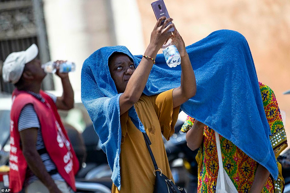 Các du khách trùm khăn tránh ánh nắng mặt trời tại Rome. Ảnh: AP. Mời độc giả xem thêm video: Châu Âu mệt mỏi vì nắng nóng, cháy rừng (Nguồn: VTC14)
