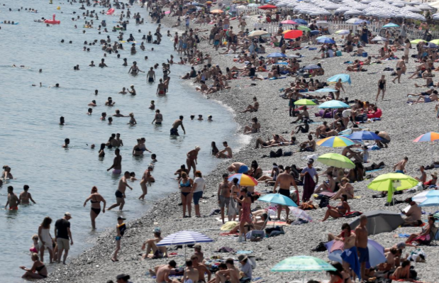 Theo hãng thông tấn Reuters, nắng nóng tiếp tục hoành hành Châu Âu trong những ngày qua. Được biết, nhiệt độ đo được tại Gallargues-le-Montueux, thuộc vùng Provence, miền Nam nước Pháp, đã lên đến 45,9 độ C - cao hơn cột mốc kỷ lục 44,1 độ C được ghi nhận vào tháng 8/2003 gần 2 độ. Ảnh: Reuters.