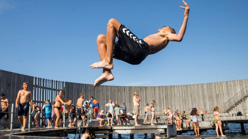 Xa hơn một chút về phía bắc ở Copenhagen, Đan Mạch, người dân tìm đến sông nước để tránh nóng. Các chuyên gia cho biết những đợt nắng nóng như vậy vào đầu mùa hè ở Bắc bán cầu dường như thường xuyên hơn khi hành tinh nóng lên - một hiện tượng mà các nhà khoa học cho rằng là do việc con người sử dụng nhiên liệu hóa thạch. Ảnh: Reuters.