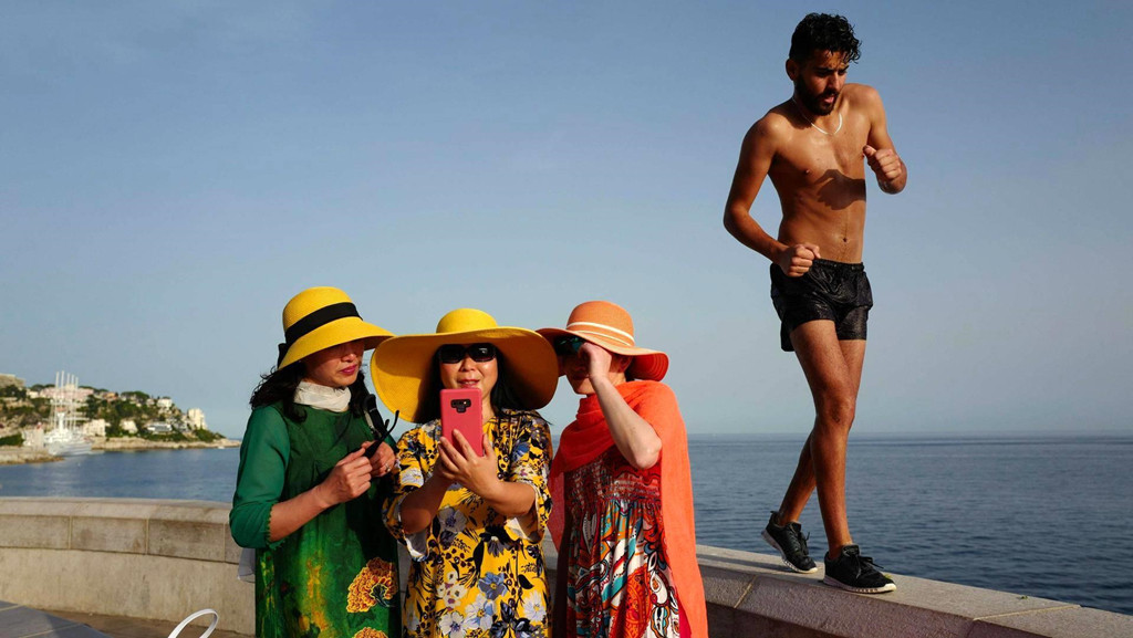 Trong khi đó, tại thành phố Nice thuộc Pháp, nhiệt độ lên tới 33 độ C vào ngày 24/6. Dưới ảnh hưởng của sóng nhiệt, các tài xế trên đường cao tốc nổi tiếng của Đức được yêu cầu giảm tốc độ và người hâm mộ tại World Cup nữ được cảnh báo về sức khỏe. Ảnh: AFP.