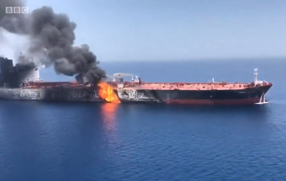 Hinh anh tau cho dau boc chay ngun ngut tren Vinh Oman-Hinh-10