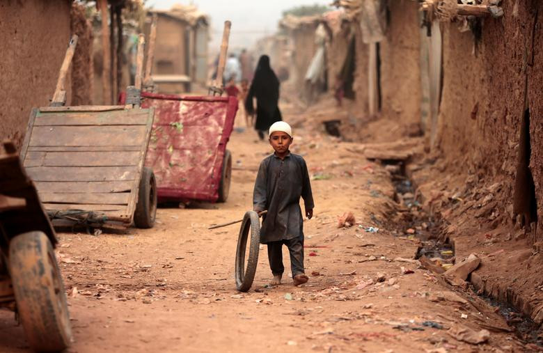 1,4 người tị nạn đang ở Pakistan chủ yếu đến từ Afghanistan. Ảnh: Một bé trai tại khu trại tị nạn của người Afghanistan ở Islamabad, Pakistan, ngày 31/10/2017.