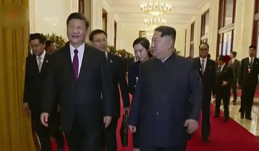 Chuyến thăm cấp nhà nước tới Triều Tiên của Chủ tịch Tập Cận Bình được thực hiện theo lời mời của Chủ tịch Triều Tiên Kim Jong-un. Dự kiến, ông Tập sẽ lưu lại Triều Tiên trong hai ngày. Ảnh chụp màn hình.