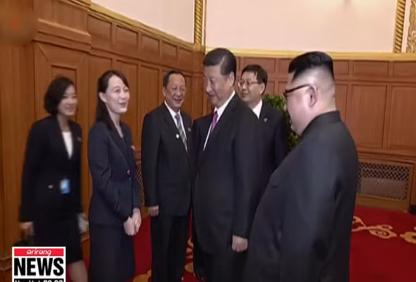 Vào chiều 20/6, Chủ tịch Trung Quốc Tập Cận Bình và lãnh đạo Triều Tiên Kim Jong-un đã chính thức bước vào cuộc gặp đối thoại ngoại giao giữa hai bên. Ảnh chụp màn hình.