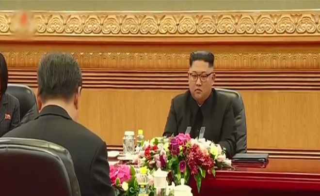 Hai nhà lãnh đạo Trung-Triều sau đó sẽ dự tiệc và Chủ tịch Tập Cận Bình có thể được thưởng thức màn đồng diễn quen thuộc của Triều Tiên tại sân vận động Rungrado tối 20/6. Ảnh chụp màn hình.