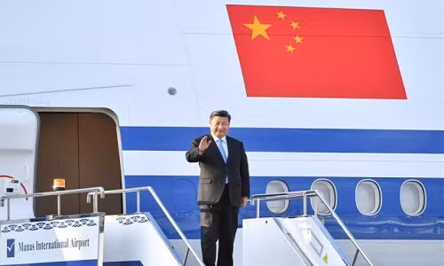 Theo tờ Nhân dân Nhật báo, Chủ tịch Trung Quốc Tập Cận Bình cùng phu nhân Bành Lệ Viện đã đáp máy bay xuống thủ đô Bình Nhưỡng lúc 11h40 ngày 20/6 (giờ địa phương). Ảnh: News.cn.