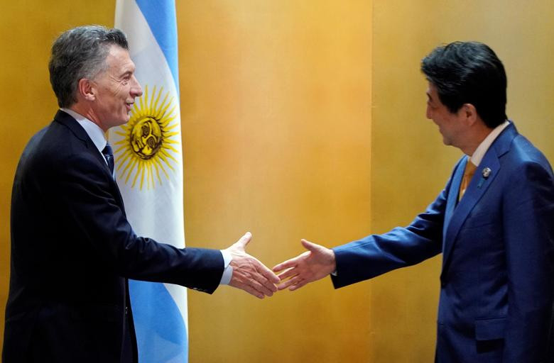 Thủ tướng Shinzo Abe bắt tay Tổng thống Argentine Mauricio Macri trong cuộc gặp ở Osaka ngày 27/6.