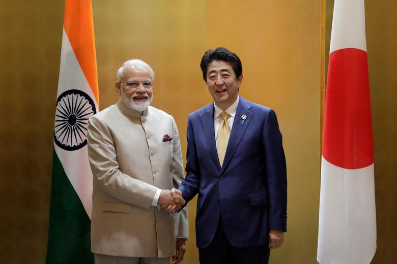 Thủ tướng Ấn Độ Narendra Modi (trái) gặp song phương Thủ tướng Nhật Shinzo Abe ở Osaka hôm 27/6.