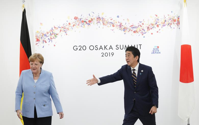 Thủ tướng Shinzo Abe (phải) và Thủ tướng Đức Angela Merkel cũng có cuộc gặp song phương bên lề G20 hôm 28/6.