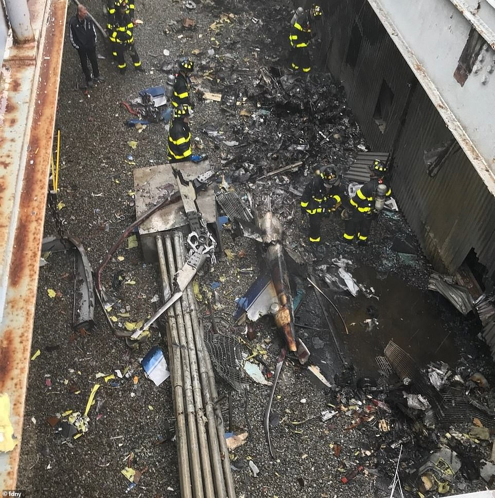 Lực lượng cứu hộ làm việc tại hiện trường vụ rơi trực thăng ở New York. 