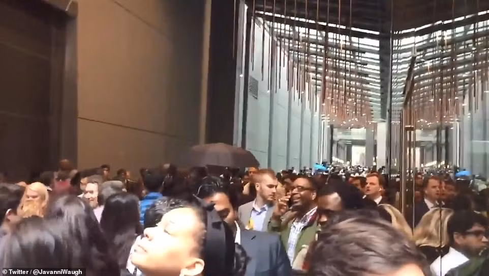 Nhiều tuyến đường bị phong tỏa và các nhân viên văn phòng, người dân phải sơ tán. 