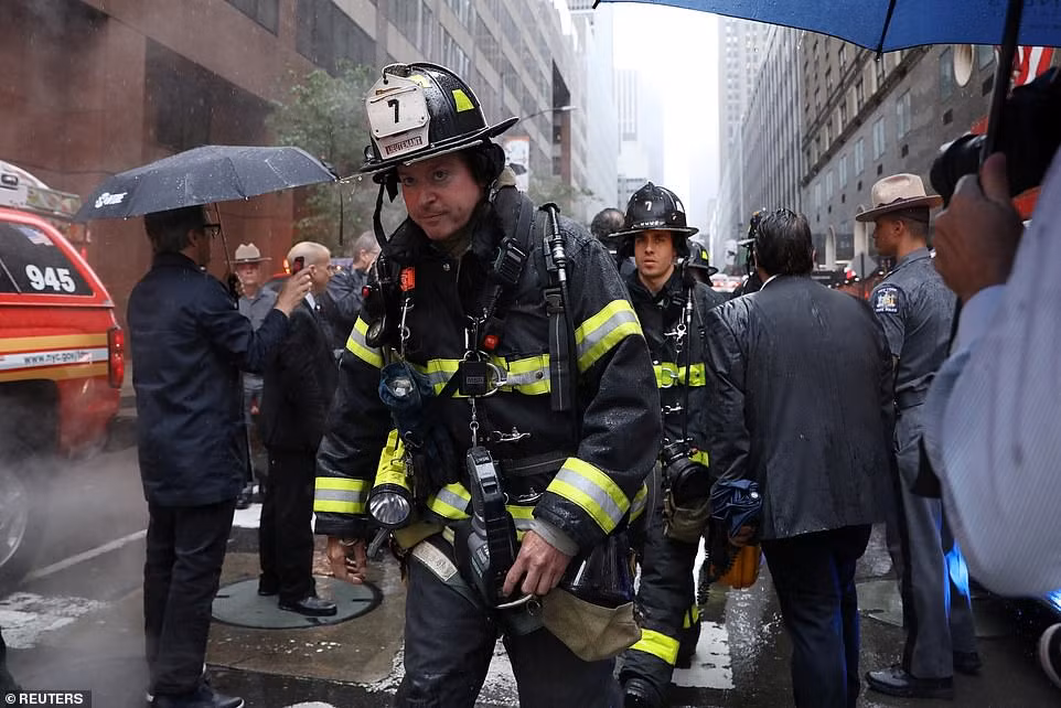 Lực lượng cứu hoả đã nhanh chóng dập tắt đám cháy do trực thăng gây ra tại tòa nhà này. 