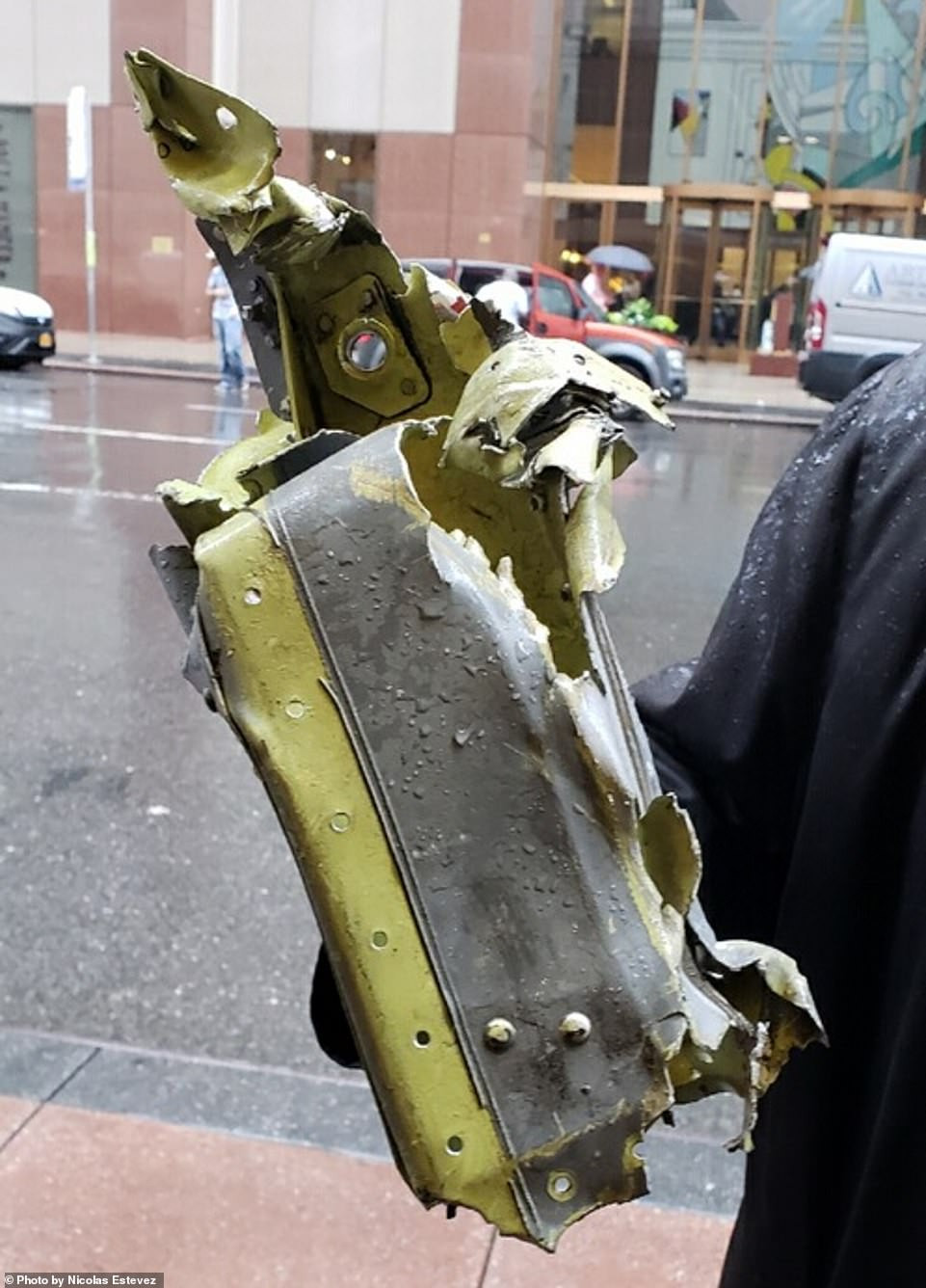 Một mảnh vỡ được cho là của chiếc trực thăng vừa gặp nạn. 