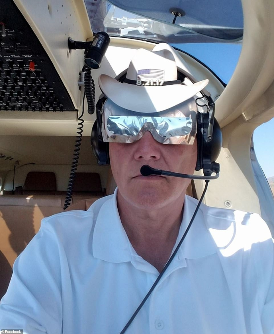 Phi công Tim McCormack được xác định là người duy nhất trên máy bay đã tử nạn. Hình ảnh được đăng tải trên mạng cho thấy cột khói bốc lên khi chiếc phi cơ lao xuống tòa nhà 54 tầng. 