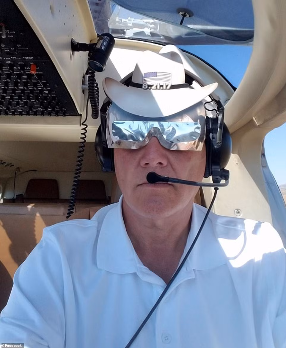 Phi công Tim McCormack được xác định là người duy nhất trên máy bay đã tử nạn. Hình ảnh được đăng tải trên mạng cho thấy cột khói bốc lên khi chiếc phi cơ lao xuống tòa nhà 54 tầng. 